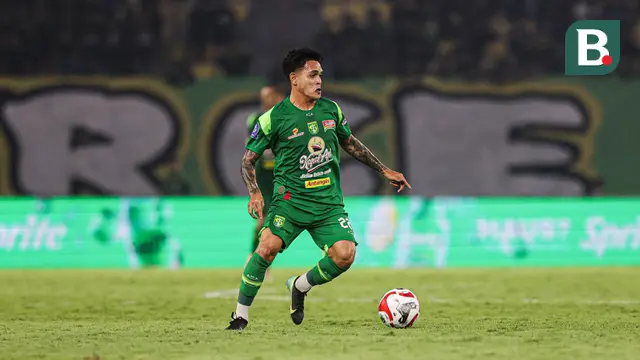 Aksi pemain Persebaya Surabaya, Gali Freitas saat timnya melawan PSIM Yogyakarta pada BRI Super League 2025/2026 di Stadion Gelora Bung Tomo, Surabaya, Jumat (8/8/2025). (Bola.com/Abdul Aziz) 