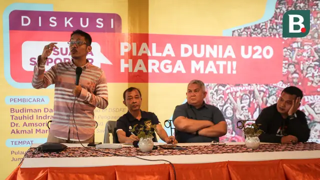 Koordinator Save Our Soccer, Akmal Marhali (kiri) memberikan materi pada acara diskusi suporter Timnas Indonesia menyambut Piala Dunia U-20 2023 di Pulau Dua Senayan, Jakarta, Jumat (24/03/2023). Acara yang betajuk Suara Suporter tersebut diselenggarakan oleh Presidium Nasional Suporter Sepak Bola Indonesia (PN-SSI). (Bola.com/Bagaskara Lazuardi)