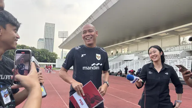 Nova Arianto, pelatih Timnas Indonesia U-17, akan memimpin sesi latihan para pemainnya di Stadion Madya GBK, Senayan, Jakarta, pada Rabu (15/10/2025). (Liputan6.com/Melinda Indrasari)