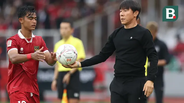 Pelatih Timnas Indonesia, Shin Tae-yong (kanan) memberikan bola kepada pemainnya, Pratama Arhan saat laga Grup A Piala AFF 2022 antara Timnas Indonesia melawan Timnas Kamboja yang berlangsung di Stadion Utama Gelora Bung Karno (SUGBK), Jakarta, Jumat (23/12/2022). (Bola.com/Bagaskara Lazuardi)