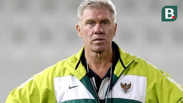 Wim Rijsbergen saat melatih Timnas Indonesia. (Bola.com/FIFA)