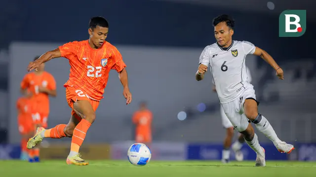 Pemain Timnas Indonesia U-22, Rabi Darwis (kanan) berebut bola dengan pemain India, Thingujam Korou Singh dalam laga uji coba di Stadion Madya, Senayan, Jakarta, Minggu (13/10/2025). (Bola.com/Bagaskara Lazuardi)