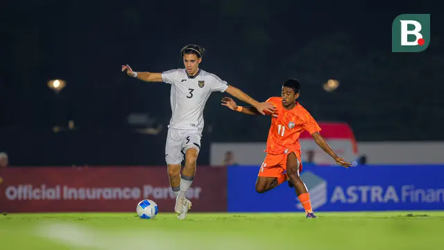 Pemain Timnas Indonesia U-22, Dion Markx (kiri) berebut bola dengan pemain India, Parthib Sundar dalam laga uji coba di Stadion Madya, Senayan, Jakarta, Minggu (13/10/2025). (Bola.com/Bagaskara Lazuardi)