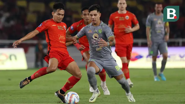 Pemain Persija Jakarta, Witan Sulaeman (kiri) berebut bola dengan pemain Persebaya Surabaya, Bruno Moreira pada laga lanjutan pekan ke-5 BRI Liga 1 2023/2024 antara Persija Jakarta melawan Persebaya Surabaya di Stadion Utama Gelora Bung Karno (SUGBK), Senayan, Jakarta, Minggu (30/7/2023). (Bola.com/Ikhwan Yanuar)