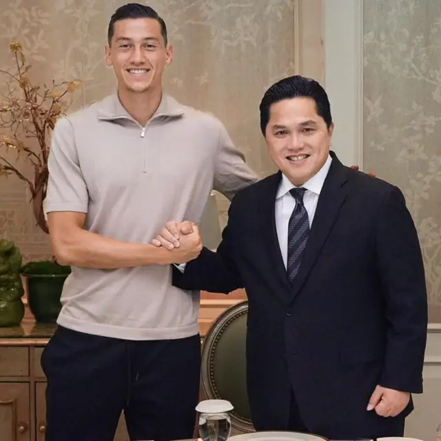 Ketua PSSI, Erick Thohir bersama bek Venezia, Jay Idzes. (Bola.com/Dok.Twitter Erick Thohir).