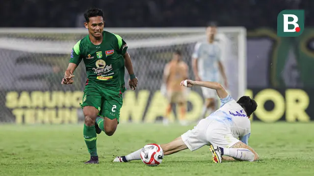 Pemain Persebaya Surabaya, Catur Pamungkas (kiri) berhasil melewati hadangan pemain PSIM Yogyakarta, Yusaku Yamadera pada BRI Super League 2025/2026 di Stadion Gelora Bung Tomo, Surabaya, Jumat (8/8/2025). (Bola.com/Abdul Aziz)