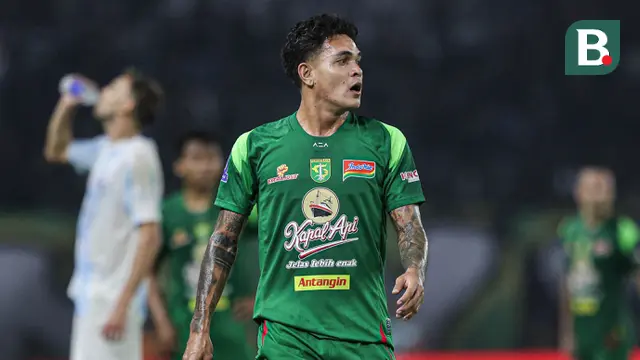 Pemain Persebaya Surabaya, Gali Freitas saat timnya bertanding melawan PSIM Yogyakarta pada BRI Super League 2025/2026 di Stadion Gelora Bung Tomo, Surabaya, Jumat (8/8/2025). (Bola.com/Abdul Aziz)