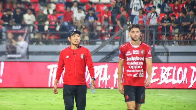 Gelandang Bali United, Kenzo Nambu, berjalan mengitari Stadion Kapten I Wayan Dipta, Gianyar, bersama Brandon Wilson usai pertandingan menghadapi Persib Bandung dalam laga tunda pekan 12 BRI Liga 1 2024/2025, Selasa (7/1/2025). (Bola.com/Alit Binawan)