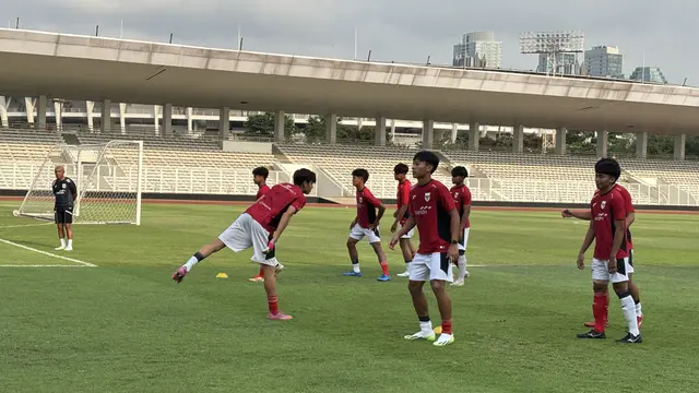 Timnas Indonesia U-17 saat menjalani latihan di Stadion Madya GBK, Senayan, Jakarta pada Rabu (15/10/2025) sore WIB. (Liputan6.com/Melinda Indrasari)