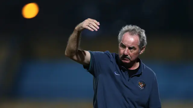 Pelatih Timnas Indonesia Alfred Riedle memberikan instruksi kepada para pemainnya saat pertandingan AFF Suzuki Cup melawan Laos di Stadion Hang Day Hanoi, Vietnam, 28 November 2014. Alfred Riedl tutup usia pada Selasa (8/9/2020) dini hari waktu Austria. (AFP PHOTO/STR)