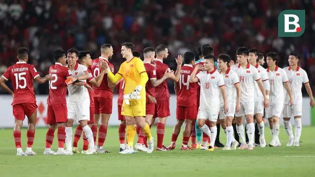 Para pemain Timnas Indonesia dan Vietnam saling berjabat tangan setelah berakhirnya laga leg pertama babak semifinal Piala AFF 2022 di Stadion Utama Gelora Bung Karno (SUGBK), Jumat (6/1/2023) sore WIB. Kedua tim kembali akan bertemu pada laga leg kedua tiga hari mendatang. (Bola.com/Bagaskara Lazuardi)