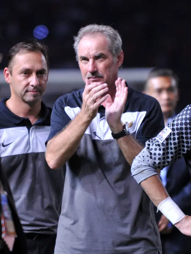 Pelatih Timnas Indonesia Alfred Riedle usai menghadapi Malaysia pada final Suzuki Cup 2010 di Jakarta, Indonesia, 29 Desember 2010. Kabar wafatnya Alfred Riedl dikonfirmasi mantan asisten pelatih Timnas, Wolfgang Pikal. (AFP PHOTO/ADEK BERRY)