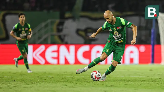 Pemain Persebaya Surabaya, Risto Mitrevski ketika bertanding melawan PSIM Surabaya pada BRI Super League 2025/2026 di Stadion Gelora Bung Tomo, Surabaya, Jumat (8/8/2025). (Bola.com/Abdul Aziz)