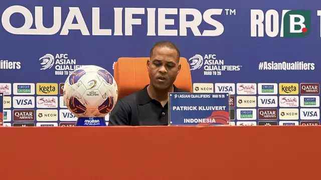 Mata Kluivert tampak berkaca-kaca dan suaranya berubah menjadi berat saat memberikan keterangan dalam konferensi pers setelah laga. (Bola.com/Hery Kurniawan)