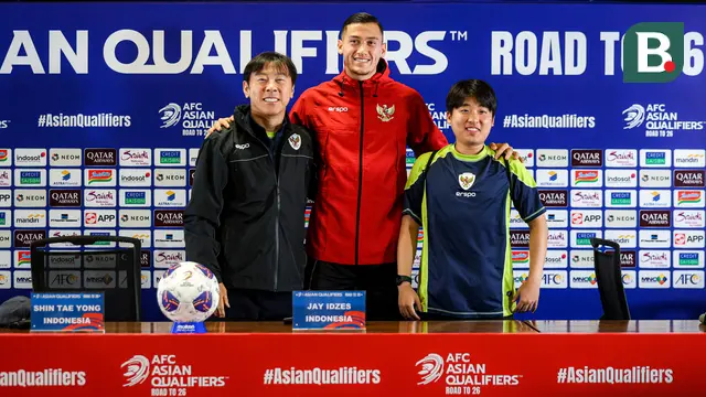 Pelatih Timnas Indonesia, Shin Tae-yong (kiri) berfoto bersama dengan Jay Idzes (tengah) dan penerjemah Jeong Seok-seo atau Jeje saat konferensi pers menjelang laga lanjutan putaran ketiga grup C Kualifikasi Piala Dunia 2026 melawan Jepang di Stadion Utama Gelora Bung Karno (SUGBK), Senayan, Jakarta, Kamis (14/11/2024). (Bola.com/Bagaskara Lazuardi)