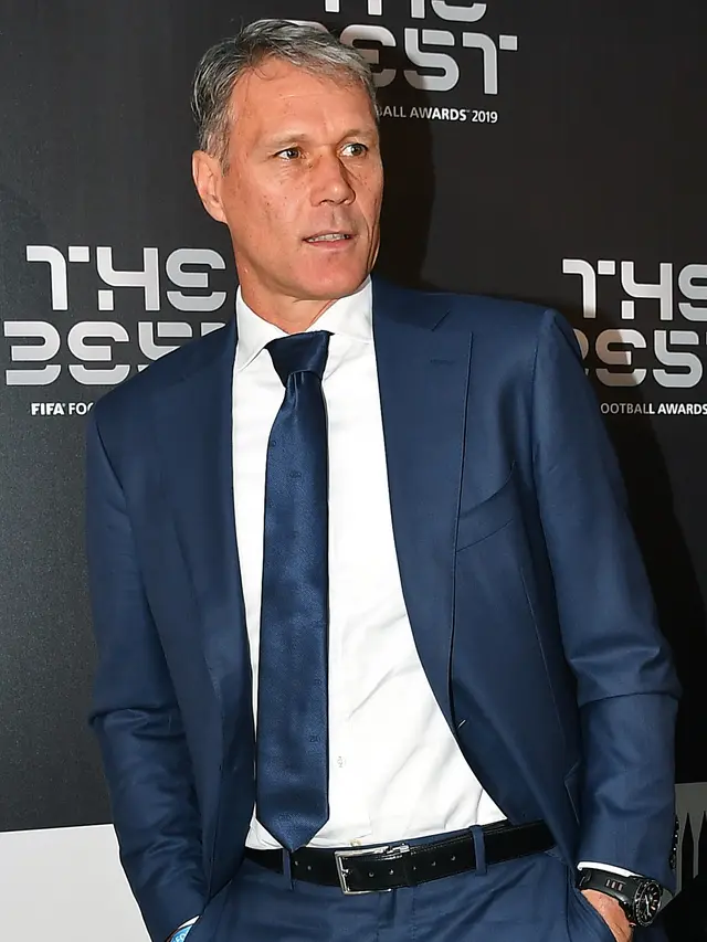 Mantan penyerang AC Milan asal Belanda Marco Van Basten berpose saat tiba menghadiri The Best FIFA Football Awards 2019 di Teatro alla Scala di Milan (23/9/2019). (AFP Photo/Tiziana Fabi)