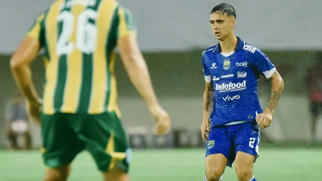 Aksi pemain Persib Bandung, Eliano Reijnders dalam laga BRI Super League 2025/2026 di markas PSBS Biak, Stadion Maguwoharjo, Sleman, Jumat (17/10/2025). (Dok. Persib).