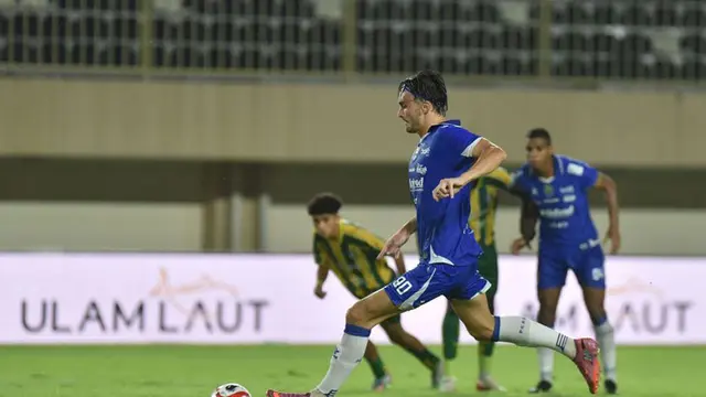 Andrew Jung melakukan eksekusi penalti pada laga BRI Super League 2025/2026 antara PSBS Biak vs Persib Bandung - PERSIB.co.id/Fernando Hero