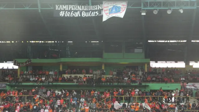 Persija dan The Jakmania berkumpul sebelum Stadion Lebak Bulus dirubuhkan pada Desember 2014. (Bola.com/Muhammad Adiyaksa).