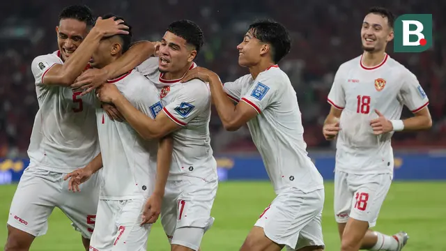 Gelandang Timnas Indonesia, Marselino Ferdinan, dipeluk rekan-rekannya setelah mencetak gol ke Gawang Arab Saudi pada matchday 6 Kualifikasi Piala Dunia 2026 Zona Asia di Stadion Utama Gelora Bung Karno (SUGBK), pada Selasa (19/11/2024) malam WIB. (Bola.com/Abdul Aziz)