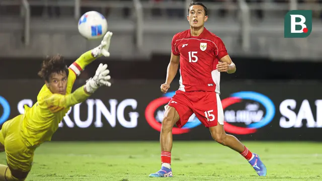 Pemain Timnas Indonesia, Miliano Jonathans (kanan) berusaha mencetak gol ke gawang Chinese Taipei dalam laga FIFA Matchday di Stadion Gelora Bung Tomo (GBT), Surabaya, Jumat (05/09/2025). (Bola.com/Abdul Aziz)