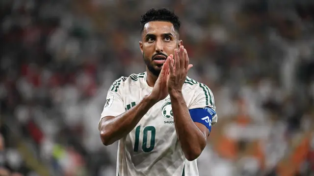 Pemain Arab Saudi, Saleem Al Dawsari, merayakan kemenangan atas Timnas Indonesia pada laga Grup B putaran keempat Kualifikasi Piala Dunia 2026 Zona Asia di King Abdullah Sports City Stadium, Jeddah, pada Kamis (9/10/2025) dini hari WIB. (AP Photo)