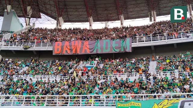 Relasi Bonek dan The Jakmania yang sangat baik terlihat dalam duel antara Persebaya Surabaya kontra Persija Jakarta dalam laga pekan 11 BRI Liga 1 2024/2025 di Stadion Gelora Bung Tomo, Surabaya, Jumat (22/11/2024). (Bola.com/Aditya Wany)
