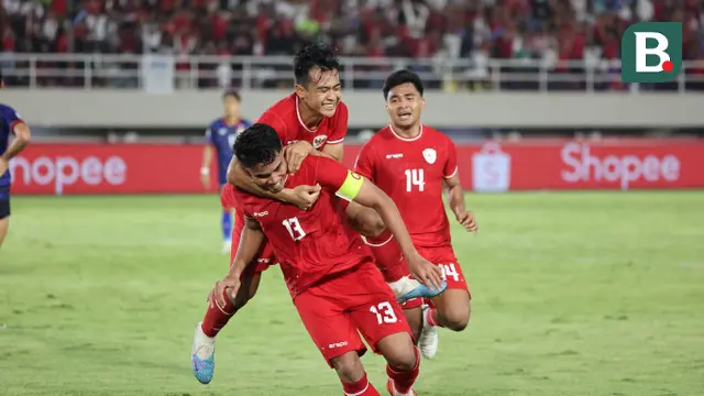 Pemain Timnas Indonesia, Muhammad Ferarri melakukan selebrasi bersama Pratama Arhan pada laga lanjutan Grup B Piala AFF 2024 melawan Laos di Stadion Manahan, Solo, Jawa Tengah, Kamis (12/12/2024). (Bola.com/Abdul Aziz)
