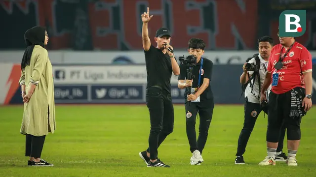 Mantan pemain Persija Jakarta, Ismed Sofyan (tengah) memberikan salam perpisahan usai dirinya tak lagi menjadi bagian dari skuat Macan Kemayoran usai laga pekan ke-10 BRI Liga 1 2022/2023 antara Persija Jakarta melawan Madura United di Stadion Patriot Candrabhaga, Bekasi, Sabtu (17/9/2022). (Bola.com/Bagaskara Lazuardi)