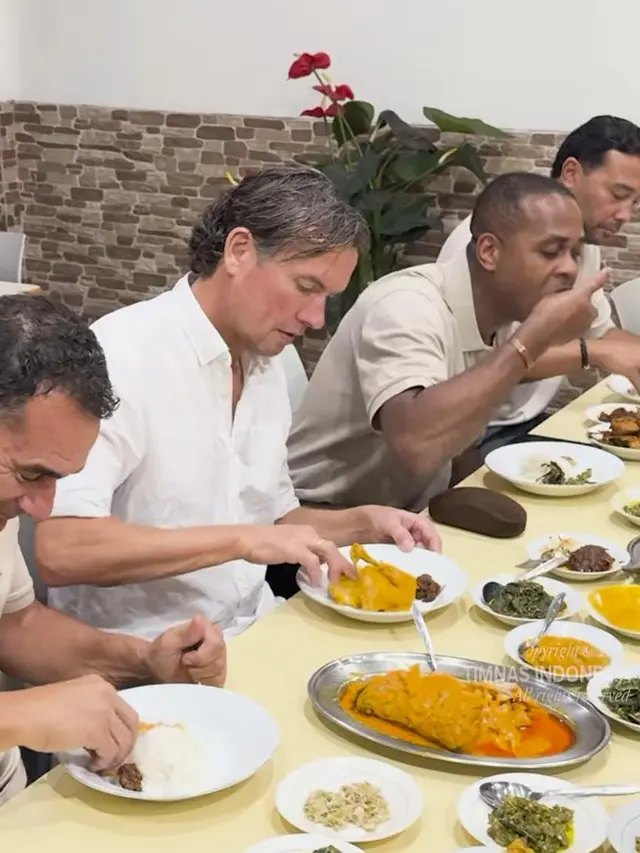 Patrick Kluivert dan kolega menikmati hidangan masakan padang. (Dok. Timnas Indonesia)