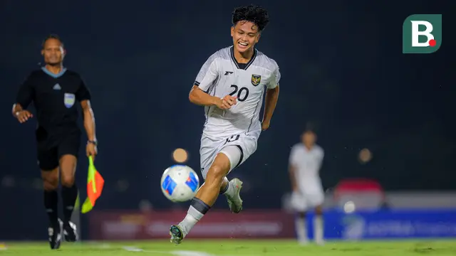 Pemain Timnas Indonesia U-22, Hokky Caraka berusaha mengejar bola saat laga uji coba melawan India di Stadion Madya, Senayan, Jakarta, Minggu (13/10/2025). (Bola.com/Bagaskara Lazuardi)