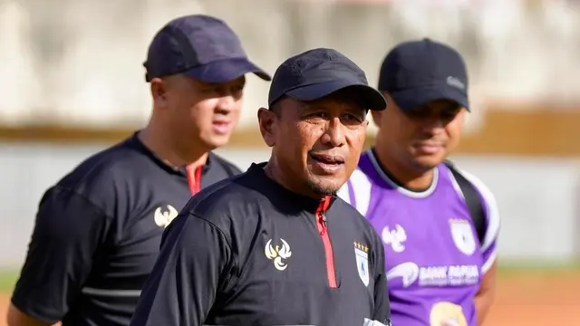 Rahmad Darmawan memimpin sesi latihan Persipura Jayapura di Stadion Mandala, Jayapura, Selasa (14/10/2025) (Dok. Persipura)