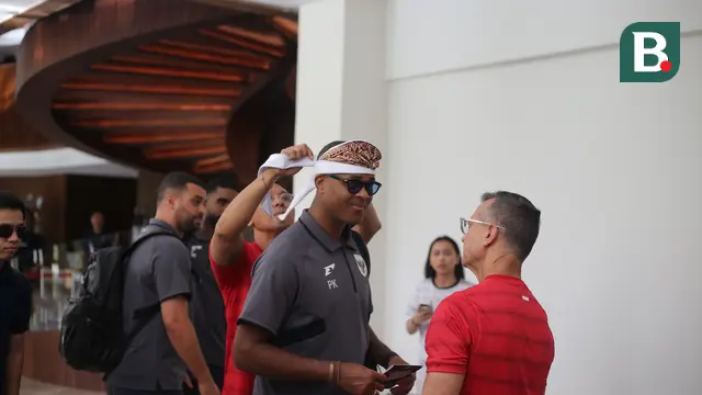 Pelatih Timnas Indonesia Patrick Kluivert saat dipakaikan Udeng khas Bali sebelum keberangkatan ke Jakarta (Bola.com/Alit Binawan)