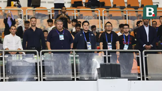 Ketua PSSI, Erick Thohir bersama pelatih Timnas Indonesia, Patrick Kluivert, dan para asistennya menonton pertandingan BRI Liga 1 2024/2025. Kali ini, arsitek asal Belanda itu memantau laga Dewa United kontra Persija Jakarta. (Bola.com/Abdul Aziz)