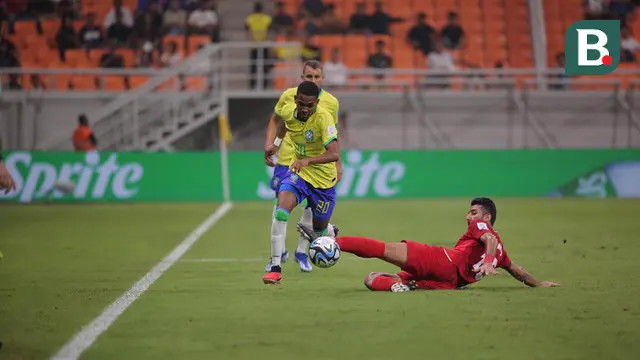 Pemain Timnas Iran U-17, Mohammad Askari (kanan) berebut bola dengan pemain Timnas Brasil U-17, Estevao pada laga pertama Grup C Piala Dunia U-17 2023 di Jakarta International Stadium (JIS), Jakarta, Sabtu (11/11/2023). (Bola.com/Ikhwan Yanuar)