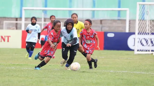 Aqilla Azahra Putri Yuana tampil sebagai pahlawan yang mengantarkan MI Baburroyyan Kiyudan menjadi juara pada MilkLife Soccer Challenge Yogyakarta Seri 1 2025 - 2026 sekaligus top skor KU 10 dengan torehan 39 gol. (dok. MilkLife Soccer Challenge)