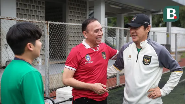Ketua Umum PSSI, Mochamad Iriawan (kiri) bercengkrama dengan pelatih Shin Tae-yong saat latihan terbuka Timnas Indonesia U-20 untuk Piala Asia U-20 2023 di Lapangan C, Kompleks Stadion Utama Gelora Bung Karno (SUGBK), Jakarta, Rabu (08/02/2023). Ini merupakan kunjungan terakhir bagi pria yang akrab disapa Iwan Bule tersebut sebelum lengser dari jabatannya pada 16 Februari 2023 melalui Kongres Luar Biasa (KLB) PSSI. (Bola.com/Bagaskara Lazuardi)