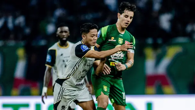 Bek kanan Persija Jakarta, Rio Fahmi menjaga dengan ketat winger Persebaya Surabaya, Bruno Moreira dalam laga pekan kesembilan BRI Super League 2025/2026 di Stadion Gelora Bung Tomo, Surabaya, Jawa Timur, Sabtu (18/9/2025) malam. (Dok. Persebaya)