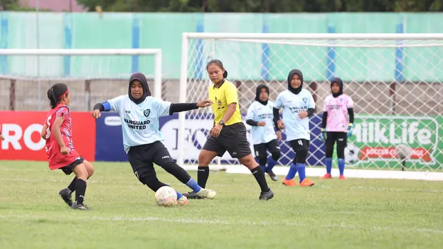 Aqilla Azahra Putri Yuana tampil sebagai pahlawan yang mengantarkan MI Baburroyyan Kiyudan menjadi juara pada MilkLife Soccer Challenge Yogyakarta Seri 1 2025 - 2026 sekaligus top skor KU 10 dengan torehan 39 gol. (dok. MilkLife Soccer Challenge)