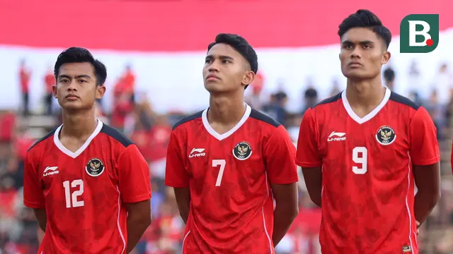 Pemain Timnas Indonesia, Pratama Arhan, Marselino Ferdinan, dan Ramadhan Sananta menyanyikan lagu Indonesia Raya saat laga semifinal sepak bola SEA Games 2023 melawan Timnas Vietnam U-22 di Olympic Stadium, Phnom Penh, Kamboja, Sabtu (13/05/2023). (Bola.com/Abdul Aziz)