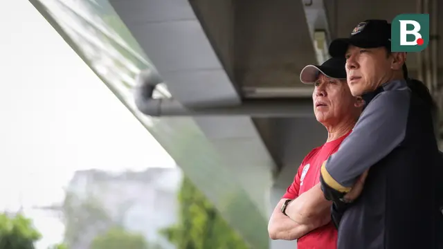 Ketua Umum PSSI, Mochamad Iriawan (kiri) dan Pelatih Kepala Timnas Indonesia U-20, Shin Tae-yong memantau latihan terpusat untuk Piala Asia U-20 2023 yang berlangsung di Lapangan A, Kompleks Stadion Utama Gelora Bung Karno (SUGBK), Jakarta, Rabu (15/02/2023). Skuad berjuluk Garuda Nusantara akan melakukan pertandingan uji coba bertajuk Mini Turnamen 2023 dalam waktu dekat melawan Fiji, Guatemala, dan Selandia Baru pada 16 hingga 22 Februari 2023. (Bola.com/Bagaskara Lazuardi)
