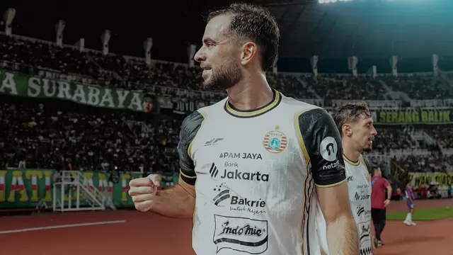 Selebrasi bek Persija Jakarta, Jordi Amat usai membobol gawang Persebaya Surabaya dalam laga pekan kesembilan BRI Super League 2025/2026 di Stadion Gelora Bung Tomo, Surabaya, Jawa Timur, Sabtu (18/10/2025). (Dok. Persija)