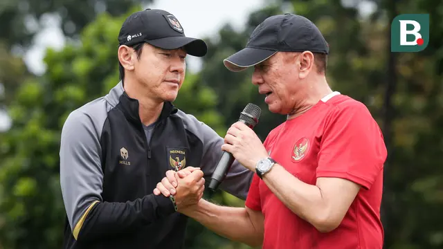 Ketua Umum PSSI, Mochamad Iriawan bersalaman dengan pelatih Timnas Indonesia U-20, Shin Tae-yong saat latihan terpusat untuk Piala Asia U-20 2023 yang berlangsung di Lapangan A, Kompleks Stadion Utama Gelora Bung Karno (SUGBK), Jakarta, Rabu (15/02/2023). Skuad berjuluk Garuda Nusantara akan melakukan pertandingan uji coba bertajuk Mini Turnamen 2023 dalam waktu dekat melawan Fiji, Guatemala, dan Selandia Baru pada 16 hingga 22 Februari 2023. (Bola.com/Bagaskara Lazuardi)