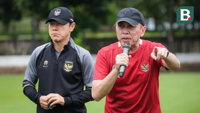 Ketua Umum PSSI, Mochamad Iriawan (kanan) memberikan keterangan di samping pelatih Timnas Indonesia U-20, Shin Tae-yong saat latihan terpusat untuk Piala Asia U-20 2023 yang berlangsung di Lapangan A, Kompleks Stadion Utama Gelora Bung Karno (SUGBK), Jakarta, Rabu (15/02/2023). Skuad berjuluk Garuda Nusantara akan melakukan pertandingan uji coba bertajuk Mini Turnamen 2023 dalam waktu dekat melawan Fiji, Guatemala, dan Selandia Baru pada 16 hingga 22 Februari 2023. (Bola.com/Bagaskara Lazuardi)