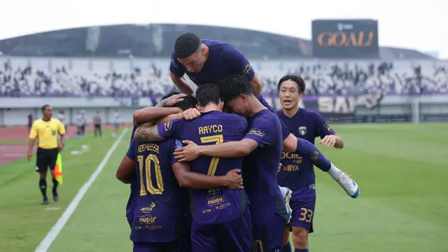 Pemain Persita Tangerang merayakan gol mereka ke gawang PSIM Yogyakarta dalam pertandingan pekan kesembilan BRI Super League di Indomilk Arena, Tangerang, Banten pada Jumat (17/10/2025) sore WIB. (Bola.com/M Iqbal Ichsan)