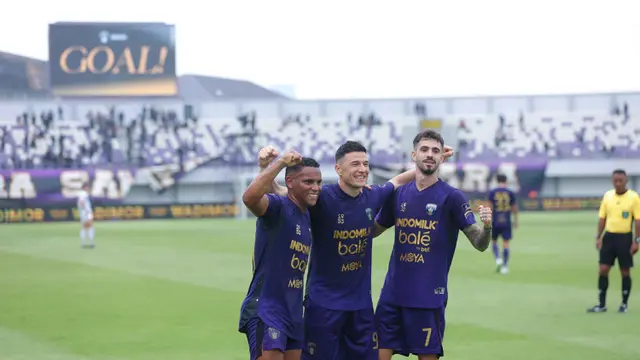 Empat gol kemenangan Persita Tangerang dicetak lewat aksi Eber Bessa pada menit ke-24, Rayco Rodriguez (70', 85'), dan Pablo Ganet (90+3'). (Bola.com/M Iqbal Ichsan)