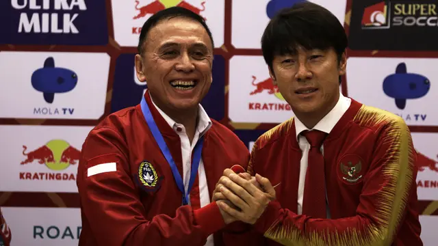 Ketua Umum PSSI, Mochamad Iriawan, bersama pelatih Timnas Indonesia, Shin Tae-yong, dalam perkenalan pelatih Timnas Indonesia di Stadion Pakansari, Cibinong, Sabtu (28/12). PSSI Kontrak Shin Tae-yong 4 Tahun sebagai Pelatih Timnas.(Bola.com/Yoppy Renato)