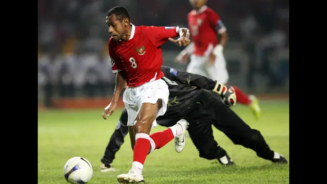 Raihan tiga poin atas Bahrain jadi modal Timnas Indonesia menghadapi Arab Saudi pada laga lanjutan Grup D di Stadion GBK, 14 Juli 2007. Meski kebobolan pada menit ke-12 lewat aksi Yasser Al Qahtani, Skuad Garuda tetap memberikan perlawanan maksimal. Mereka bahkan berhasil menyamakan kedudukan menjadi 1-1 melalui Elie Aiboy lima menit berselang. (AFP/Adek Berry)