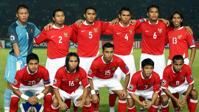 Timnas Indonesia kala itu ditangani pelatih asal Bulgaria, Ivan Kolev dan diperkuat materi pemain terbaik di Tanah Air saat Piala Asia 2007. Mereka adalah Yandri Pitoy, Ferry Rotinsulu, Markus Haris Maulana (kiper), Ricardo Salampessy, Maman Abdurahman, Erol Iba, Ismed Sofyan, Charis Yulianto, Supardi Nasir, Achmad Jufriyanto, Harry Saputra (belakang). Ada juga Muhammad Ridwan, Eka Ramdani, Ponaryo Astaman, Firman Utina, Syamsul Chaeruddin, Mahyadi Panggabean, Atep Rizal (tengah), Elie Aiboy, Budi Sudarsono, Zaenal Arief, Bambang Pamungkas (depan). (AFP/Adek Berry)