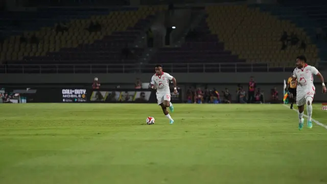 Malut United meraih kemenangan 3-1 atas Persis Solo pada laga pekan ke-9 BRI Super League di Stadion Manahan, Solo, Senin (20/10/2025) malam WIB. Satu dari tiga gol Malut dicetak Yakob Sayuri. (dok. Malut United)